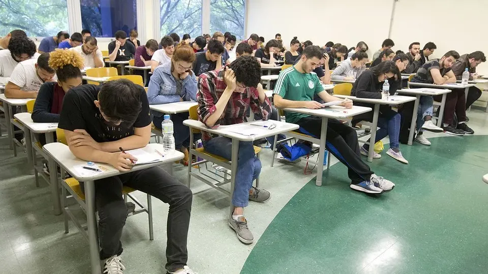 Candidatos devem se preparar para redação e questões de português e disciplinas específicas; provas ocorrem em 23 cidades.