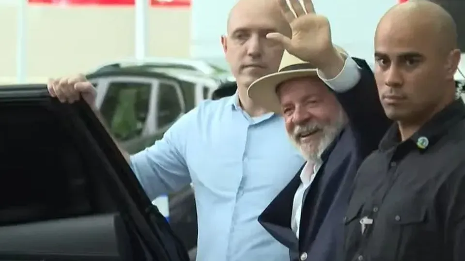 O presidente Luiz Inácio Lula da Silva recebeu alta do Hospital Sírio-Libanês e ficará em sua residência em São Paulo até a próxima quinta-feira, 19.
