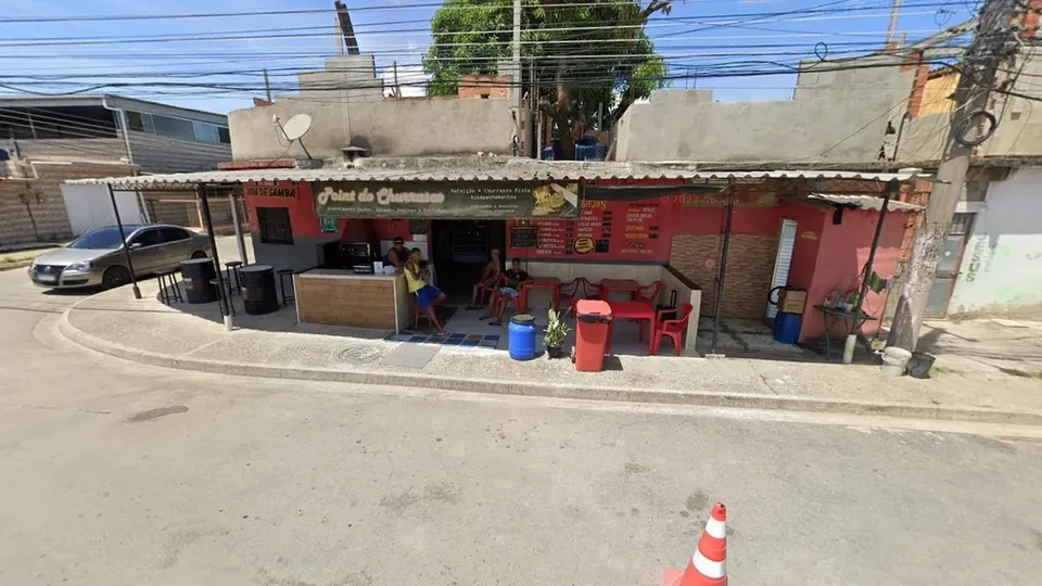 As vítimas foram atacadas por criminosos armados que as confundiram com milicianos que deixaram o local minutos antes.