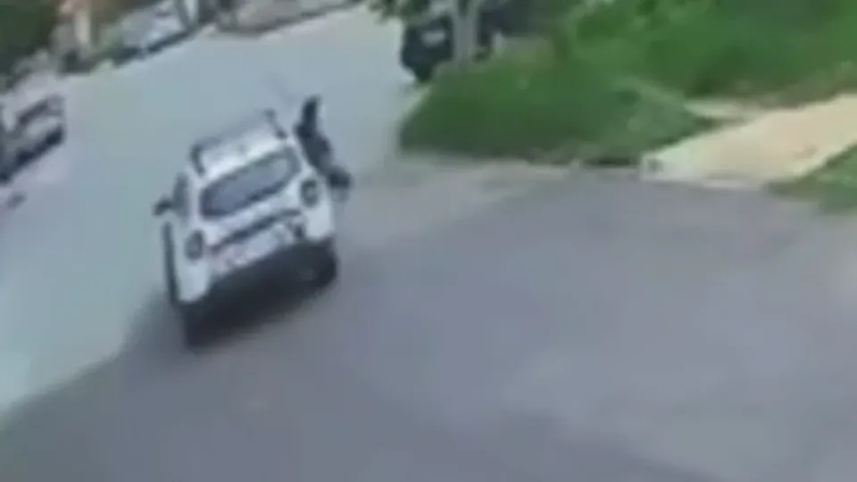 Imagens de câmeras de segurança mostram o momento do atropelamento; SSP-SP afirma que policial foi afastada.