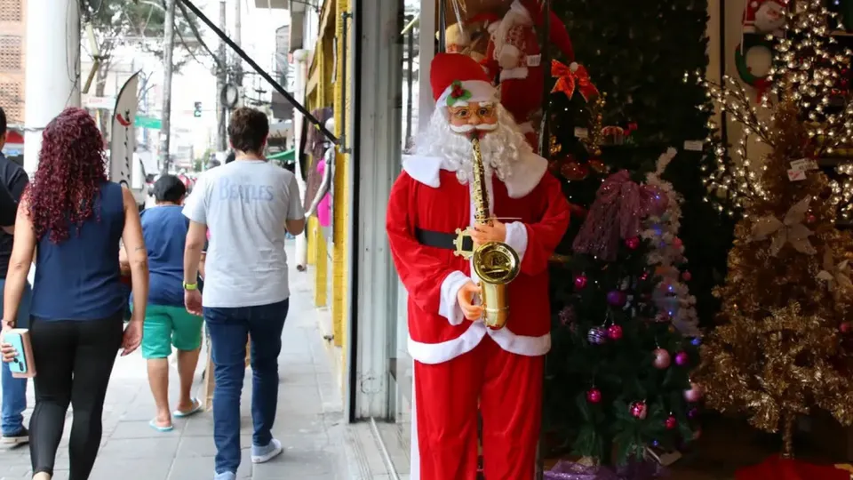 Expectativa de vendas no Natal de 2024 é de alta de 6,9% nos shoppings brasileiros