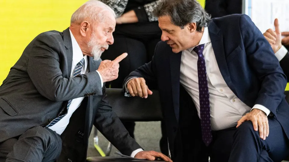 O ministro da Fazenda, Fernando Haddad, se encontra com o presidente Lula em sua residência, enquanto o governo busca aprovar reformas.