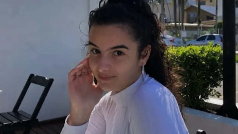 Júlia Prates Araújo, aluna de Engenharia Química, faleceu após passar mal em evento em Lages; investigações estão em andamento.