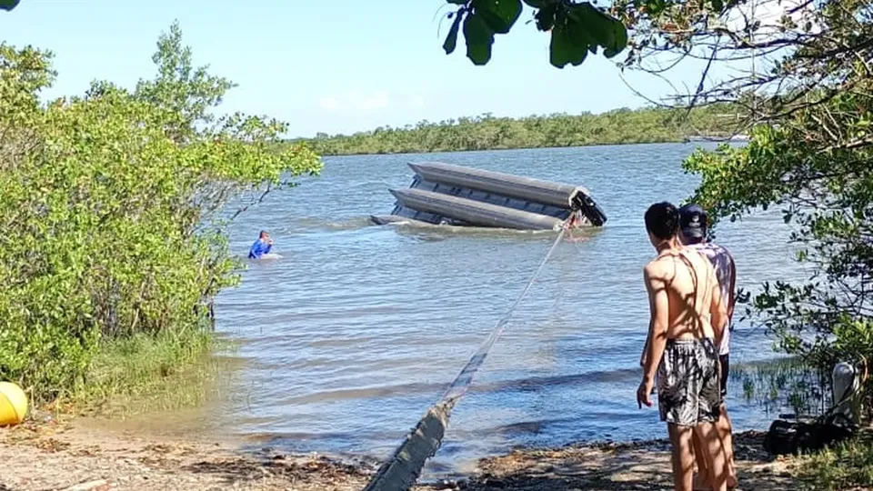 Embarcação virou durante rajada de vento em São Francisco do Sul; criança ficou submersa por uma hora.