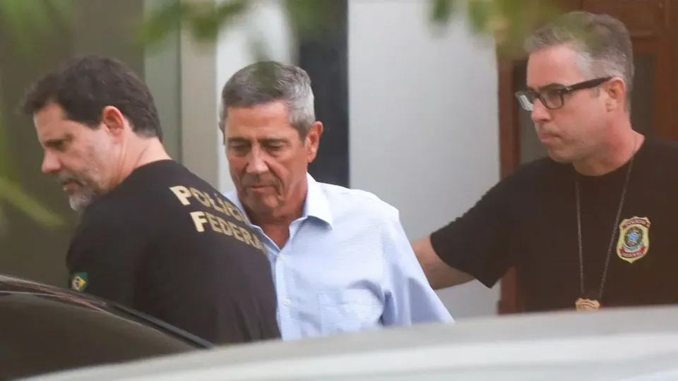 O ex-ministro é o primeiro general de quatro estrelas a ser preso no Brasil, em local improvisado para sua detenção.