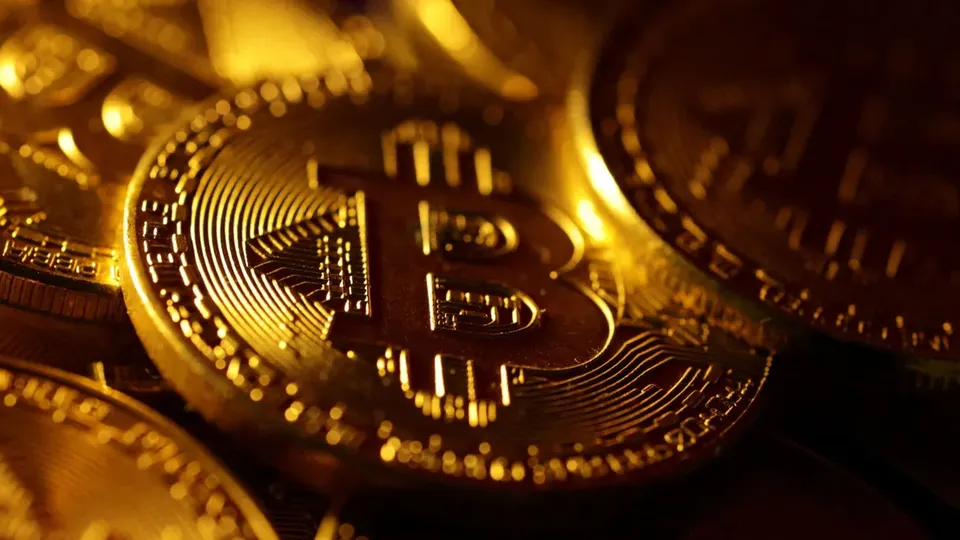 Presidente eleito dos EUA sugere a criação de reserva estratégica de bitcoin, impulsionando o mercado da criptomoeda.