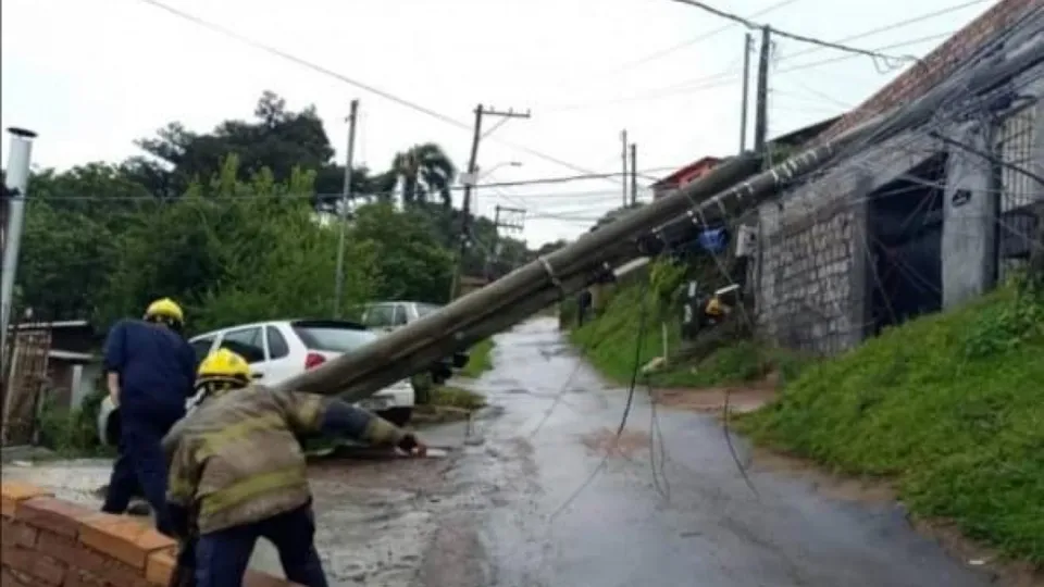 Com ventos de até 100 km/h, fenômeno causou feridos e obrigou pouso de emergência em Porto Alegre.