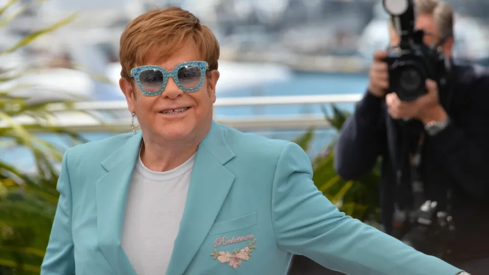 Elton John revela o que deseja que esteja escrito em sua lápide