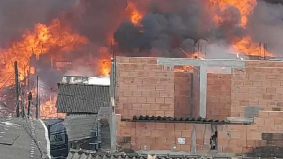 Um incêndio de grandes proporções foi registrado na manhã desta segunda-feira em Cubatão, sem informações sobre vítimas até o momento.