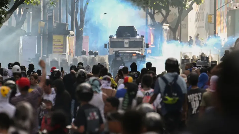 O procurador-geral Tarek Saab anunciou a libertação de manifestantes detidos após a polêmica eleição que reelegeram Maduro.