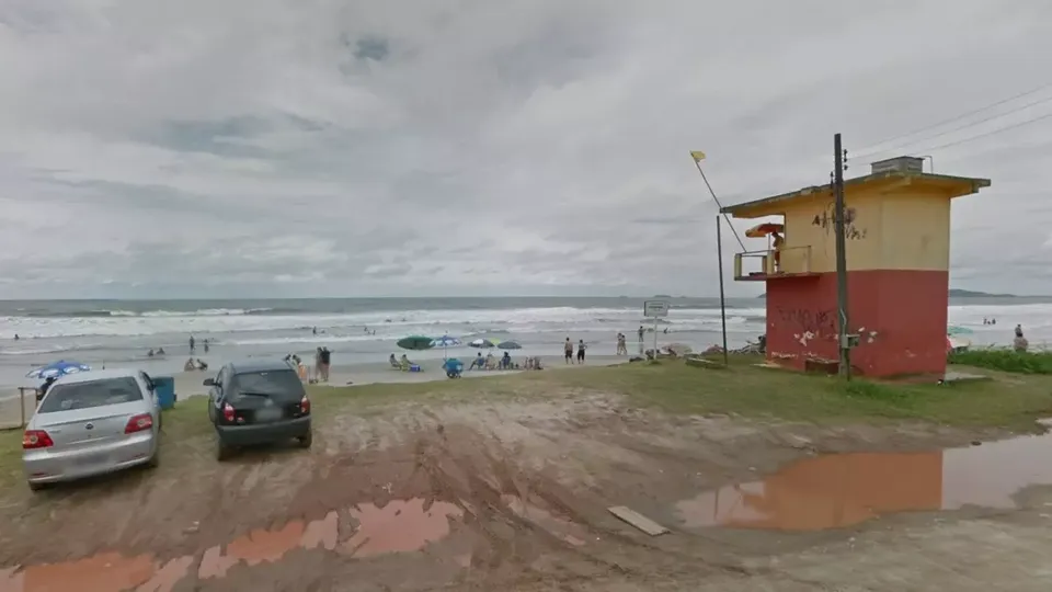 Tragédia ocorreu no fim da tarde de domingo (15) quando vítima submergiu no mar durante o resgate.