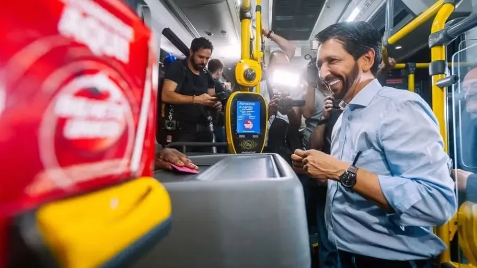 Ricardo Nunes (MDB) sugere que a tarifa de ônibus, congelada em R$ 4,40 desde 2020, pode ser reajustada em breve.