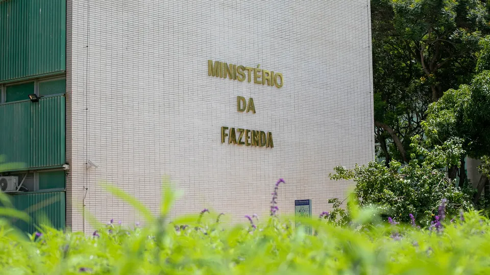 Expectativa é de que a dívida bruta comece a cair após 2027, mas depende de novas medidas fiscais
