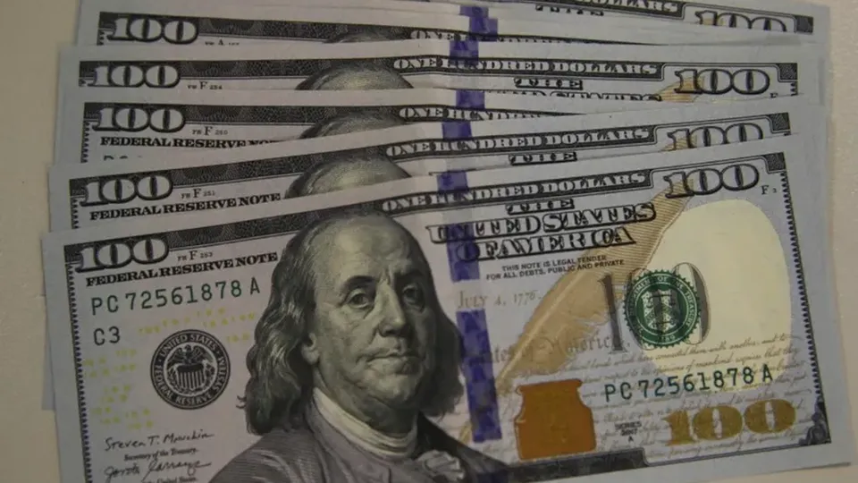 A moeda americana encerrou o dia em alta de 0,99%, mesmo após leilões do Banco Central para conter a valorização.