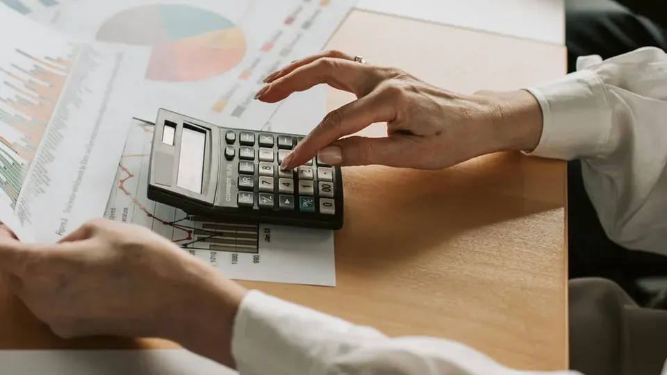Relatório aponta que, sem novas medidas de arrecadação, governo não cumprirá metas fiscais estabelecidas para os próximos anos.