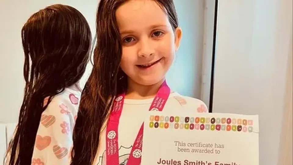 Joules Smith, tiktoker mirim, falece aos 6 anos após luta contra câncer raro