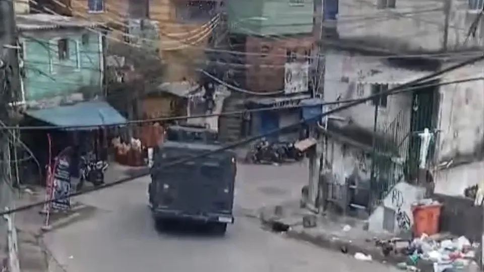 Ação ocorre na manhã desta terça-feira, com relatos de tiroteios e feridos na comunidade carioca.