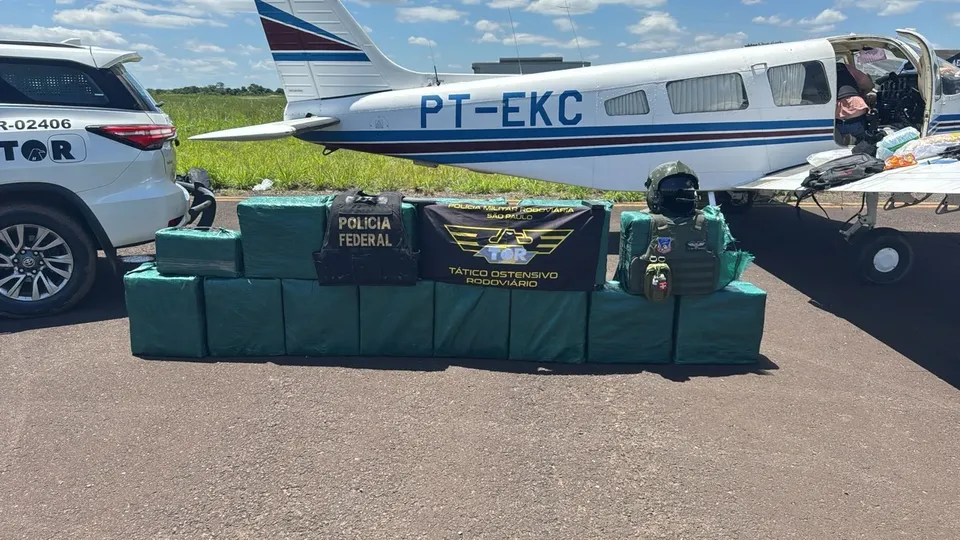 Helicóptero da PM intercepta avião com 400 tijolos de cocaína em SP