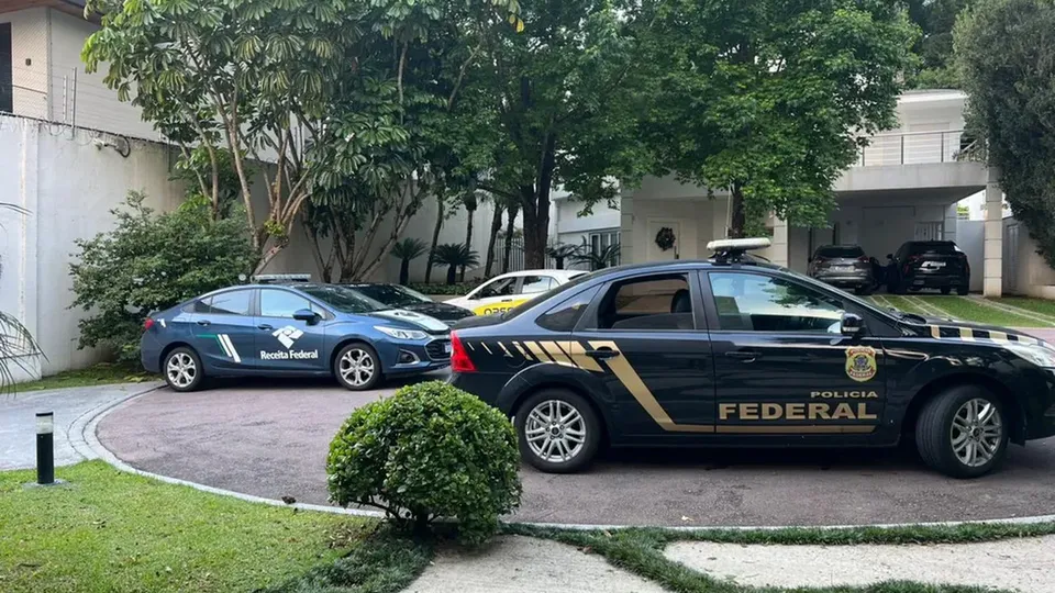 A ação investiga um esquema de corrupção envolvendo contratos superfaturados e empresas de fachada.