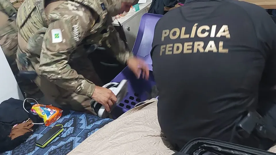 A operação resultou no cumprimento de 32 mandados, incluindo prisões e buscas em cinco estados brasileiros.