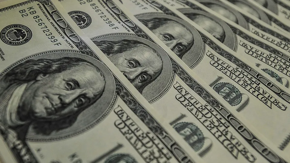 Com o dólar superando R$ 6,16, BC intervém no mercado cambial para conter a pressão inflacionária e fiscal.