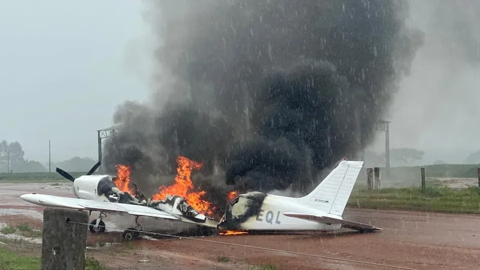 Avião sem autorização para voo faz pouso forçado e é incendiado em fazenda de MT