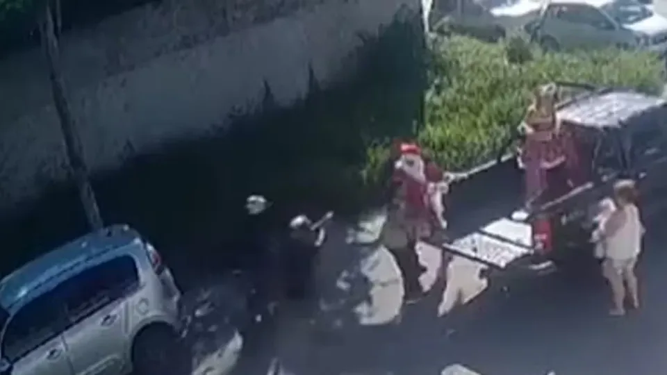 Um homem vestido de Papai Noel e quatro pessoas foram assaltados no Guarujá, SP. A polícia investiga o caso e analisa imagens do crime.
