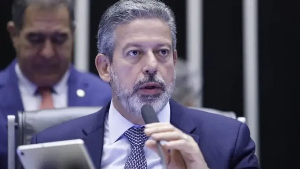 A decisão do presidente da Câmara dos Deputados evita análise na CCJ e pode garantir economia de R$ 327 bilhões até 2030.