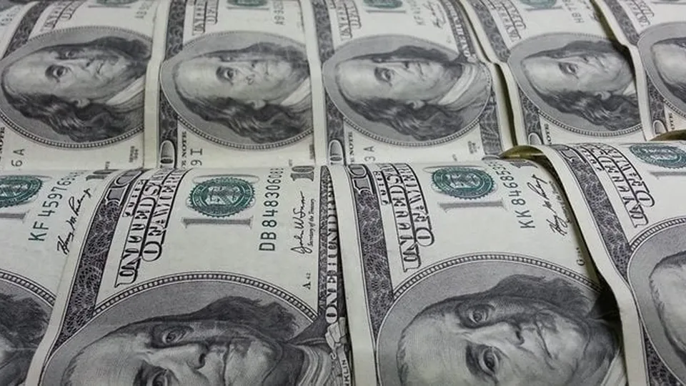 Banco Central intervém novamente e vende US$ 1,272 bilhão, mas dólar continua em alta, gerando preocupações no mercado.