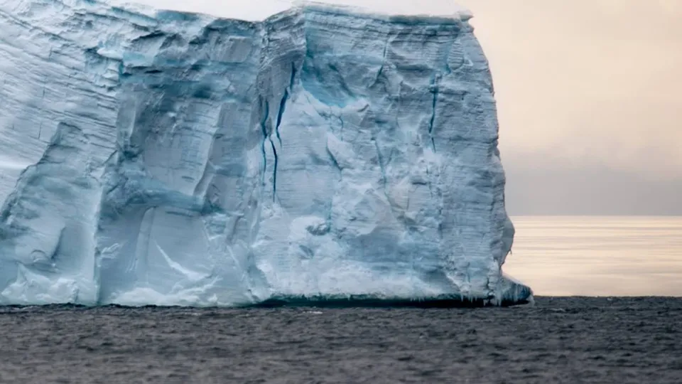 Gigantesco iceberg A23a se liberta e navega rumo ao norte da Antártida