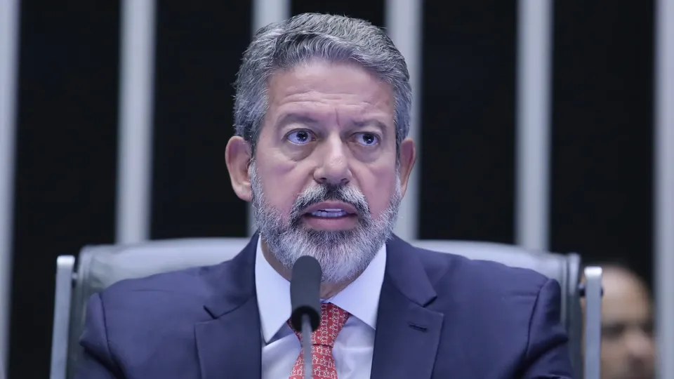 Arthur Lira confirma votação de projetos importantes, mas alerta sobre incertezas na aprovação.