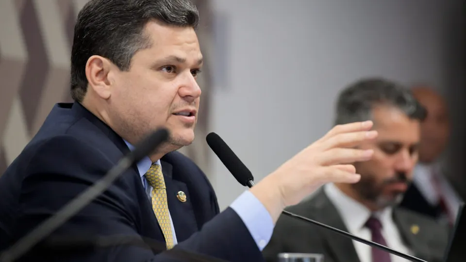 Ana Paula Magalhães é citada em mensagens de empresários investigados; operação mira desvio de recursos públicos.