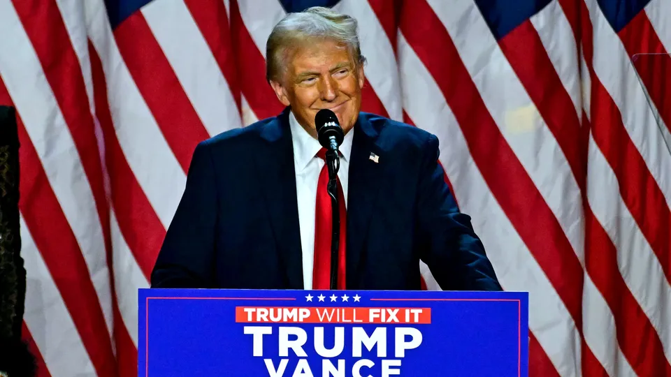 O presidente eleito dos EUA, Donald Trump, move ação judicial contra pesquisa que o apontou como perdedor em Iowa, alegando manipulação.