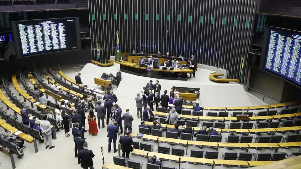 Mudança nas emendas foi feita sem o aval das comissões, gerando polêmica entre parlamentares e questionamentos legais.