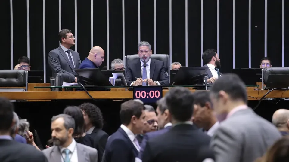 A proposta foi aprovada com 324 votos a favor e 123 contra, após mudanças significativas no texto original