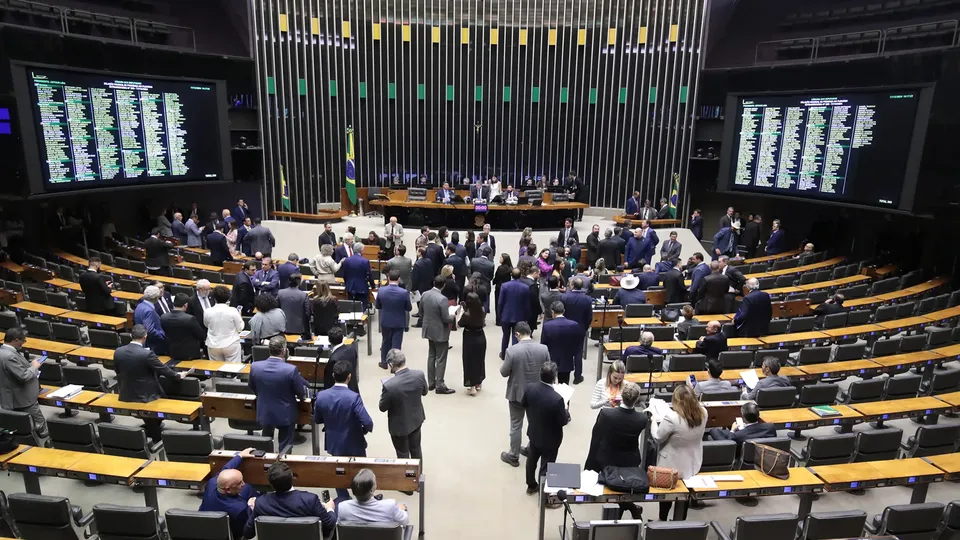 Com 324 votos a favor, texto segue para sanção do presidente Luiz Inácio Lula da Silva, com alterações significativas.