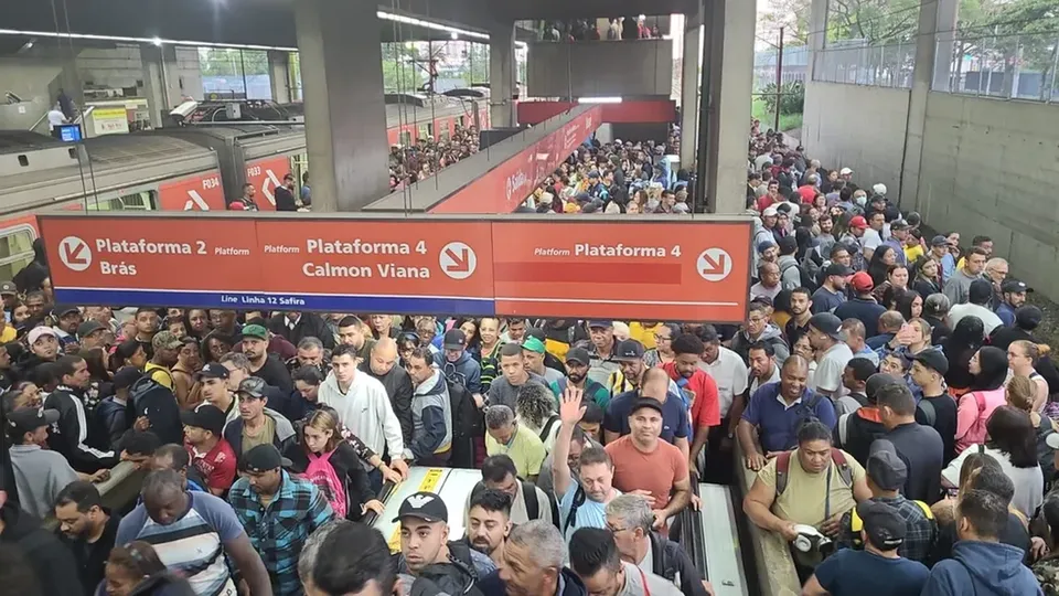 Um trem da MRS Logística descarrilou na madrugada de quarta-feira, afetando as linhas 11-Coral e 12-Safira da CPTM e gerando caos nas estações.