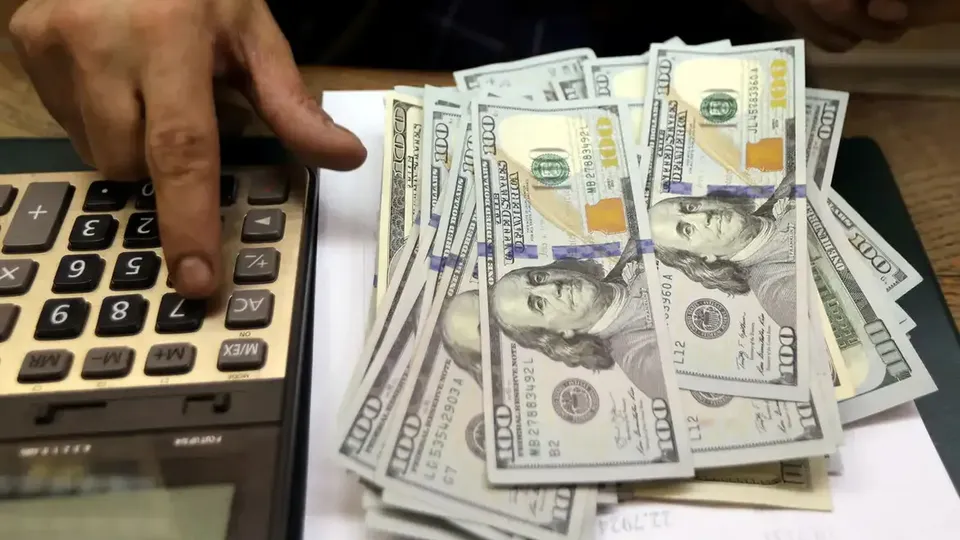 O dólar sobe para R$ 6,14, impulsionado por remessas e a espera da conclusão das votações do pacote fiscal na Câmara.
