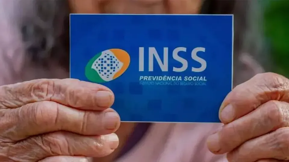 A partir de 2025, novas idades mínimas para aposentadoria serão aplicadas, afetando segurados do INSS que já contribuíam.