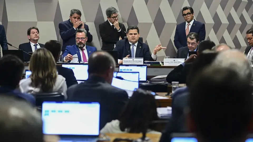 A CCJ do Senado aprovou proposta que proíbe progressão de pena em casos de crimes graves, seguindo para a Câmara dos Deputados.