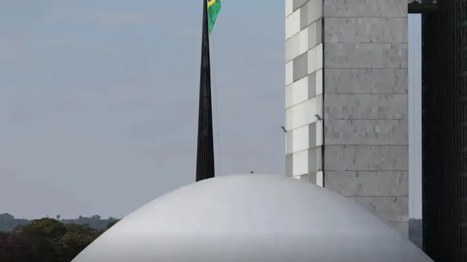 Texto estabelece diretrizes orçamentárias para o próximo ano, permitindo saldo negativo de até R$ 30,97 bilhões.