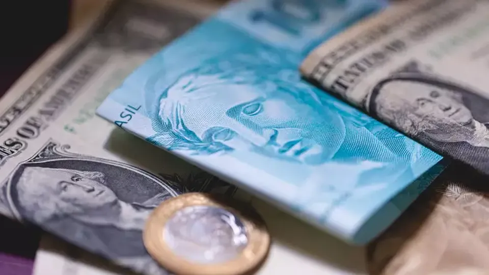 Entre as principais moedas do mundo, apenas três não se desvalorizaram em relação ao dólar, e o real lidera a lista de perdas.