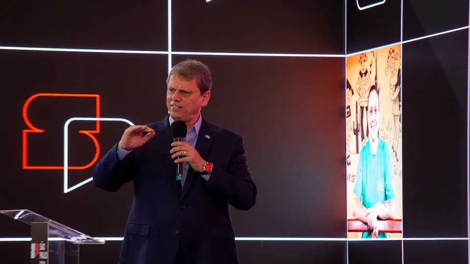 O governador de São Paulo, Tarcísio de Freitas, elogiou as polícias Civil e Militar em evento de balanço de sua gestão, apesar de recentes críticas.