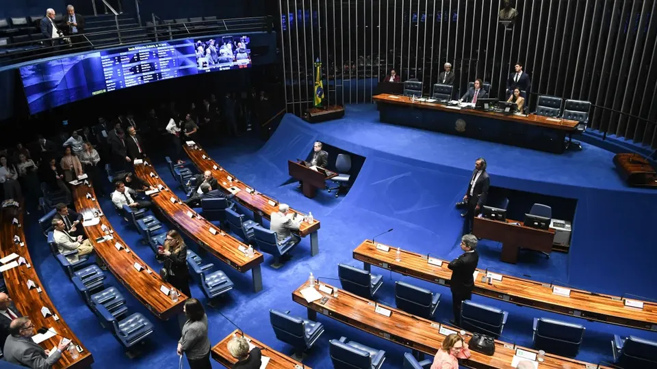 Senado aprova pena mais severa para desvio de recursos na saúde e educação