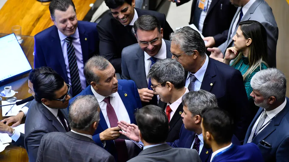 Em votação, parlamentares desconsideram pacote fiscal do governo e autorizam gastos de estatais fora do orçamento.