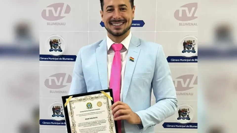 Jean Volpato (PT) não pôde comparecer à cerimônia de diplomação e enviou seu irmão gêmeo para representá-lo.