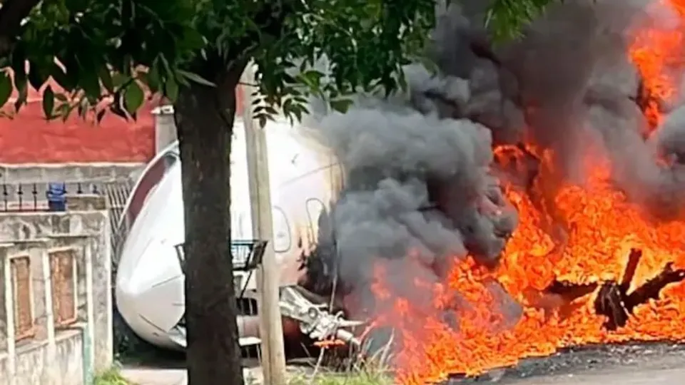 Um jato Challenger 300 da família Brito colidiu com uma casa, resultando na morte dos dois pilotos.