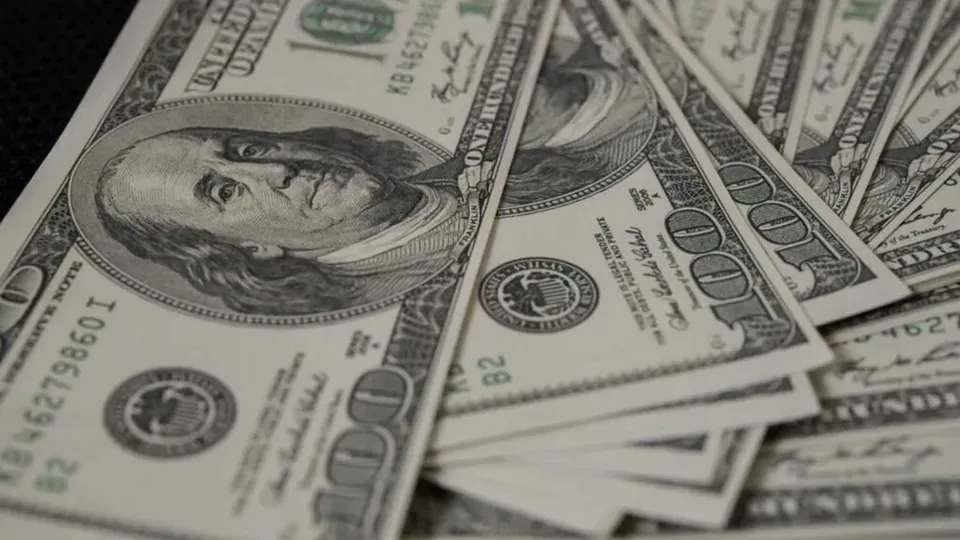 A moeda americana disparou nesta quarta-feira, 18, com a expectativa em torno do pacote fiscal do governo