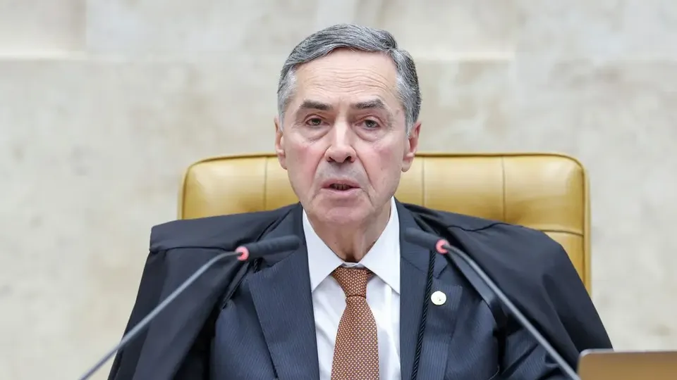 O presidente do STF, Luís Roberto Barroso, pede ao Congresso a criação de um órgão regulador para as redes sociais, enfatizando a importância da liberdade de expressão.