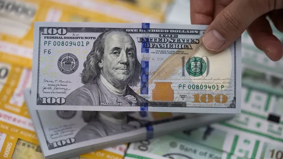 Após alta de 2,78% no dólar, BC anuncia intervenção no mercado cambial para conter a volatilidade da moeda.